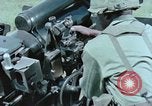 Standbild M101A1 howitzer United States USA, 1965, aus Sekunde 49 historischem Filmmaterial Videoclip 65675023973