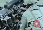Standbild M101A1 howitzer United States USA, 1965, aus Sekunde 50 historischem Filmmaterial Videoclip 65675023973