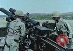 Standbild M101A1 howitzer United States USA, 1965, aus Sekunde 51 historischem Filmmaterial Videoclip 65675023973