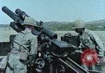 Standbild M101A1 howitzer United States USA, 1965, aus Sekunde 53 historischem Filmmaterial Videoclip 65675023973