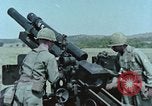 Standbild M101A1 howitzer United States USA, 1965, aus Sekunde 54 historischem Filmmaterial Videoclip 65675023973