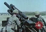 Standbild M101A1 howitzer United States USA, 1965, aus Sekunde 55 historischem Filmmaterial Videoclip 65675023973