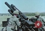 Standbild M101A1 howitzer United States USA, 1965, aus Sekunde 56 historischem Filmmaterial Videoclip 65675023973