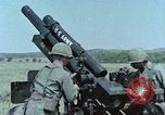 Standbild M101A1 howitzer United States USA, 1965, aus Sekunde 57 historischem Filmmaterial Videoclip 65675023973