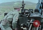 Standbild M101A1 howitzer United States USA, 1965, aus Sekunde 59 historischem Filmmaterial Videoclip 65675023973