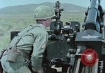 Standbild M101A1 howitzer United States USA, 1965, aus Sekunde 60 historischem Filmmaterial Videoclip 65675023973