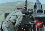 Standbild M101A1 howitzer United States USA, 1965, aus Sekunde 62 historischem Filmmaterial Videoclip 65675023973