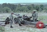Standbild M102 howitzer United States USA, 1965, aus Sekunde 9 historischem Filmmaterial Videoclip 65675023974