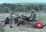 Standbild M102 howitzer United States USA, 1965, aus Sekunde 10 historischem Filmmaterial Videoclip 65675023974