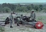 Standbild M102 howitzer United States USA, 1965, aus Sekunde 11 historischem Filmmaterial Videoclip 65675023974