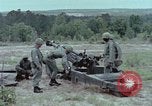 Standbild M102 howitzer United States USA, 1965, aus Sekunde 12 historischem Filmmaterial Videoclip 65675023974