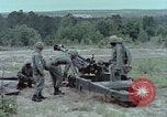 Standbild M102 howitzer United States USA, 1965, aus Sekunde 13 historischem Filmmaterial Videoclip 65675023974