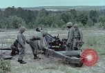 Standbild M102 howitzer United States USA, 1965, aus Sekunde 14 historischem Filmmaterial Videoclip 65675023974