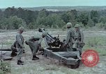 Standbild M102 howitzer United States USA, 1965, aus Sekunde 15 historischem Filmmaterial Videoclip 65675023974