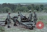 Standbild M102 howitzer United States USA, 1965, aus Sekunde 16 historischem Filmmaterial Videoclip 65675023974