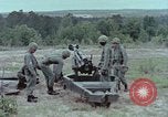 Standbild M102 howitzer United States USA, 1965, aus Sekunde 17 historischem Filmmaterial Videoclip 65675023974