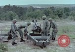Standbild M102 howitzer United States USA, 1965, aus Sekunde 18 historischem Filmmaterial Videoclip 65675023974