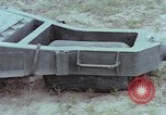 Standbild M102 howitzer United States USA, 1965, aus Sekunde 23 historischem Filmmaterial Videoclip 65675023974