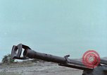 Standbild M102 howitzer United States USA, 1965, aus Sekunde 25 historischem Filmmaterial Videoclip 65675023974