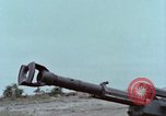 Standbild M102 howitzer United States USA, 1965, aus Sekunde 26 historischem Filmmaterial Videoclip 65675023974