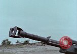 Standbild M102 howitzer United States USA, 1965, aus Sekunde 27 historischem Filmmaterial Videoclip 65675023974