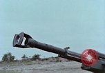 Standbild M102 howitzer United States USA, 1965, aus Sekunde 28 historischem Filmmaterial Videoclip 65675023974