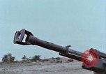 Standbild M102 howitzer United States USA, 1965, aus Sekunde 29 historischem Filmmaterial Videoclip 65675023974