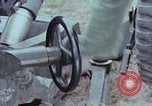 Standbild M102 howitzer United States USA, 1965, aus Sekunde 30 historischem Filmmaterial Videoclip 65675023974