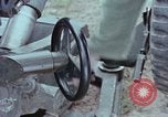Standbild M102 howitzer United States USA, 1965, aus Sekunde 31 historischem Filmmaterial Videoclip 65675023974