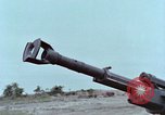 Standbild M102 howitzer United States USA, 1965, aus Sekunde 32 historischem Filmmaterial Videoclip 65675023974