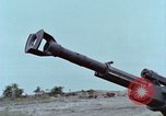 Standbild M102 howitzer United States USA, 1965, aus Sekunde 34 historischem Filmmaterial Videoclip 65675023974