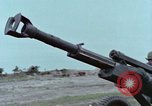 Standbild M102 howitzer United States USA, 1965, aus Sekunde 35 historischem Filmmaterial Videoclip 65675023974