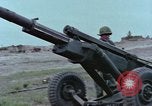 Standbild M102 howitzer United States USA, 1965, aus Sekunde 36 historischem Filmmaterial Videoclip 65675023974
