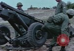 Standbild M102 howitzer United States USA, 1965, aus Sekunde 37 historischem Filmmaterial Videoclip 65675023974