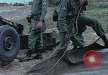 Standbild M102 howitzer United States USA, 1965, aus Sekunde 38 historischem Filmmaterial Videoclip 65675023974