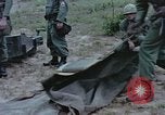 Standbild M102 howitzer United States USA, 1965, aus Sekunde 39 historischem Filmmaterial Videoclip 65675023974