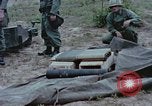 Standbild M102 howitzer United States USA, 1965, aus Sekunde 40 historischem Filmmaterial Videoclip 65675023974