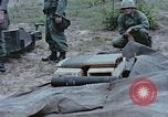 Standbild M102 howitzer United States USA, 1965, aus Sekunde 41 historischem Filmmaterial Videoclip 65675023974