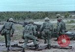 Standbild M102 howitzer United States USA, 1965, aus Sekunde 44 historischem Filmmaterial Videoclip 65675023974