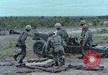 Standbild M102 howitzer United States USA, 1965, aus Sekunde 45 historischem Filmmaterial Videoclip 65675023974