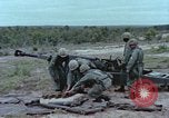 Standbild M102 howitzer United States USA, 1965, aus Sekunde 46 historischem Filmmaterial Videoclip 65675023974
