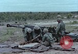 Standbild M102 howitzer United States USA, 1965, aus Sekunde 47 historischem Filmmaterial Videoclip 65675023974