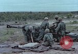 Standbild M102 howitzer United States USA, 1965, aus Sekunde 48 historischem Filmmaterial Videoclip 65675023974