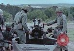 Standbild M102 howitzer United States USA, 1965, aus Sekunde 49 historischem Filmmaterial Videoclip 65675023974