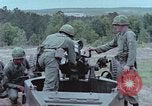 Standbild M102 howitzer United States USA, 1965, aus Sekunde 50 historischem Filmmaterial Videoclip 65675023974
