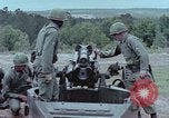 Standbild M102 howitzer United States USA, 1965, aus Sekunde 51 historischem Filmmaterial Videoclip 65675023974