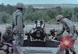 Standbild M102 howitzer United States USA, 1965, aus Sekunde 52 historischem Filmmaterial Videoclip 65675023974