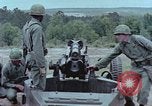 Standbild M102 howitzer United States USA, 1965, aus Sekunde 53 historischem Filmmaterial Videoclip 65675023974