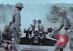 Standbild M102 howitzer United States USA, 1965, aus Sekunde 54 historischem Filmmaterial Videoclip 65675023974