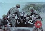 Standbild M102 howitzer United States USA, 1965, aus Sekunde 55 historischem Filmmaterial Videoclip 65675023974